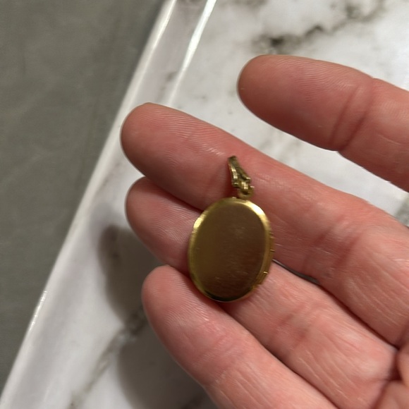 Leather cowboy hat earrings with a vintage horse locket pendant - Picture 6 of 6